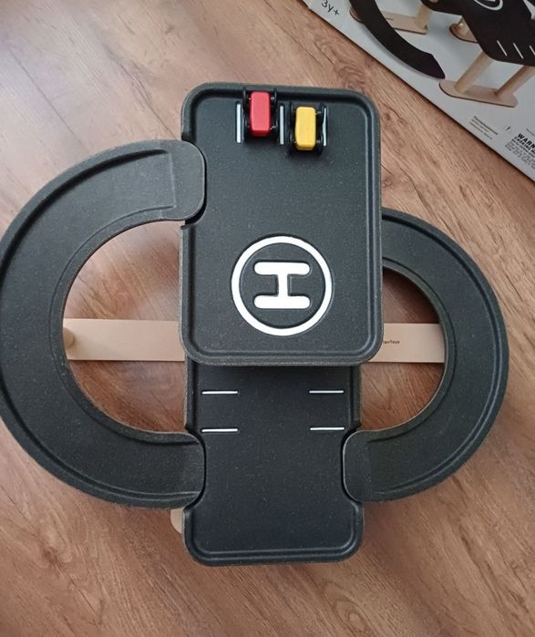 Дерев'яна парковка Plan toys