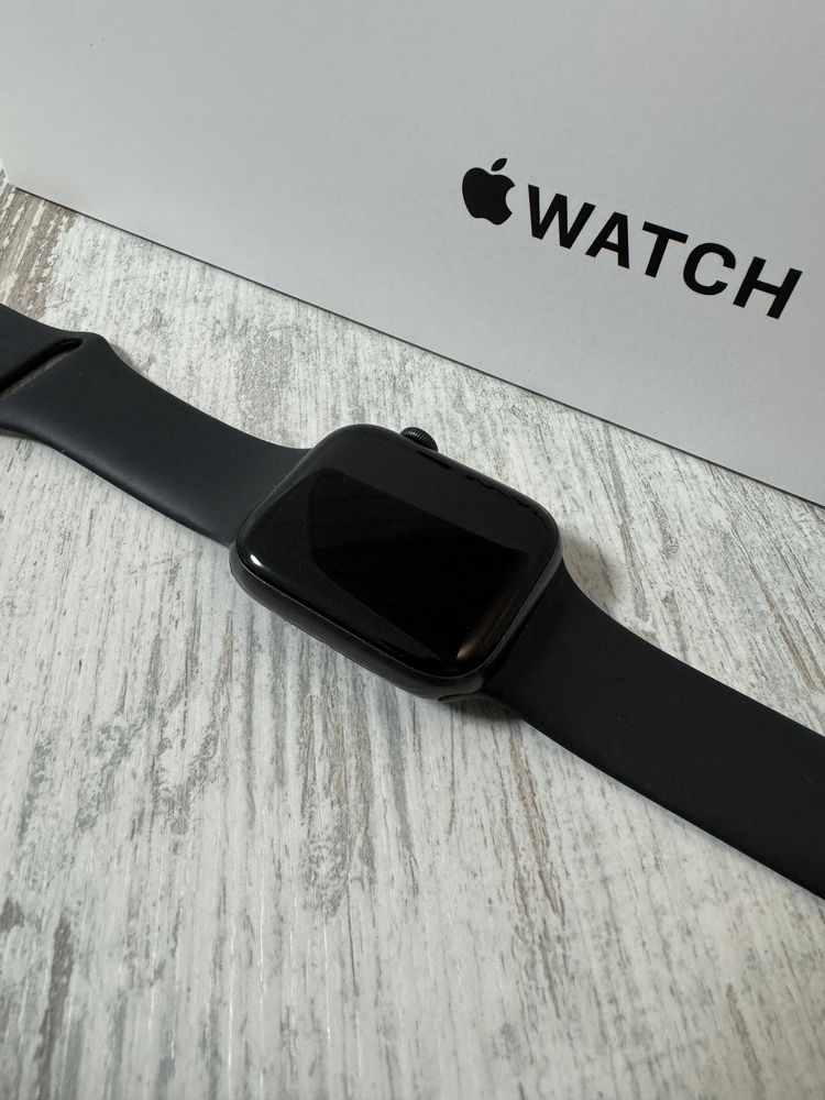 Смарт-часы Apple Watch SE 44mm Space Gray