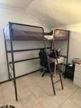 Cama criativa com estrutura alta cinza,