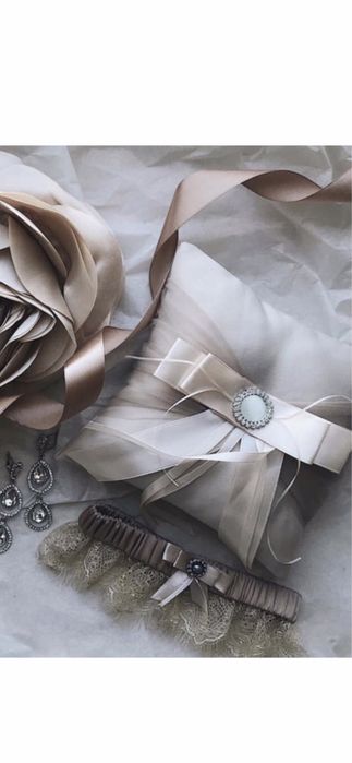 Свадебная подушечка для колец и  подвязка