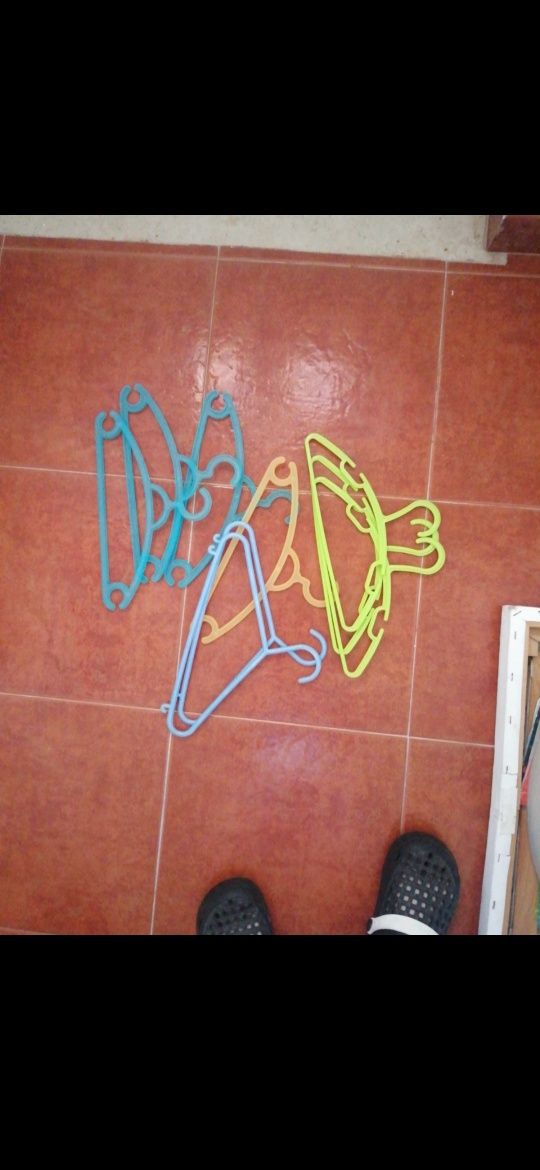 Conj 9 cabides criança, muito bom estado.