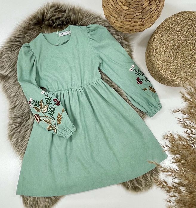 сукня з вишивкою для дівчинки 128,134,140,146,152