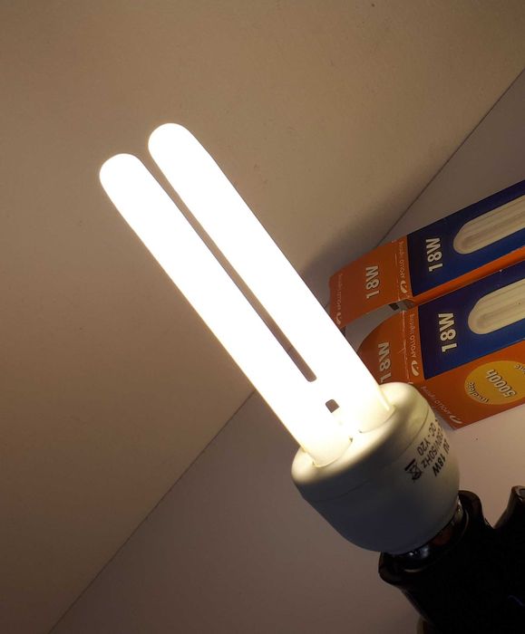 nowa żarówka energooszczędna 18 W gwint E27 świetlówka