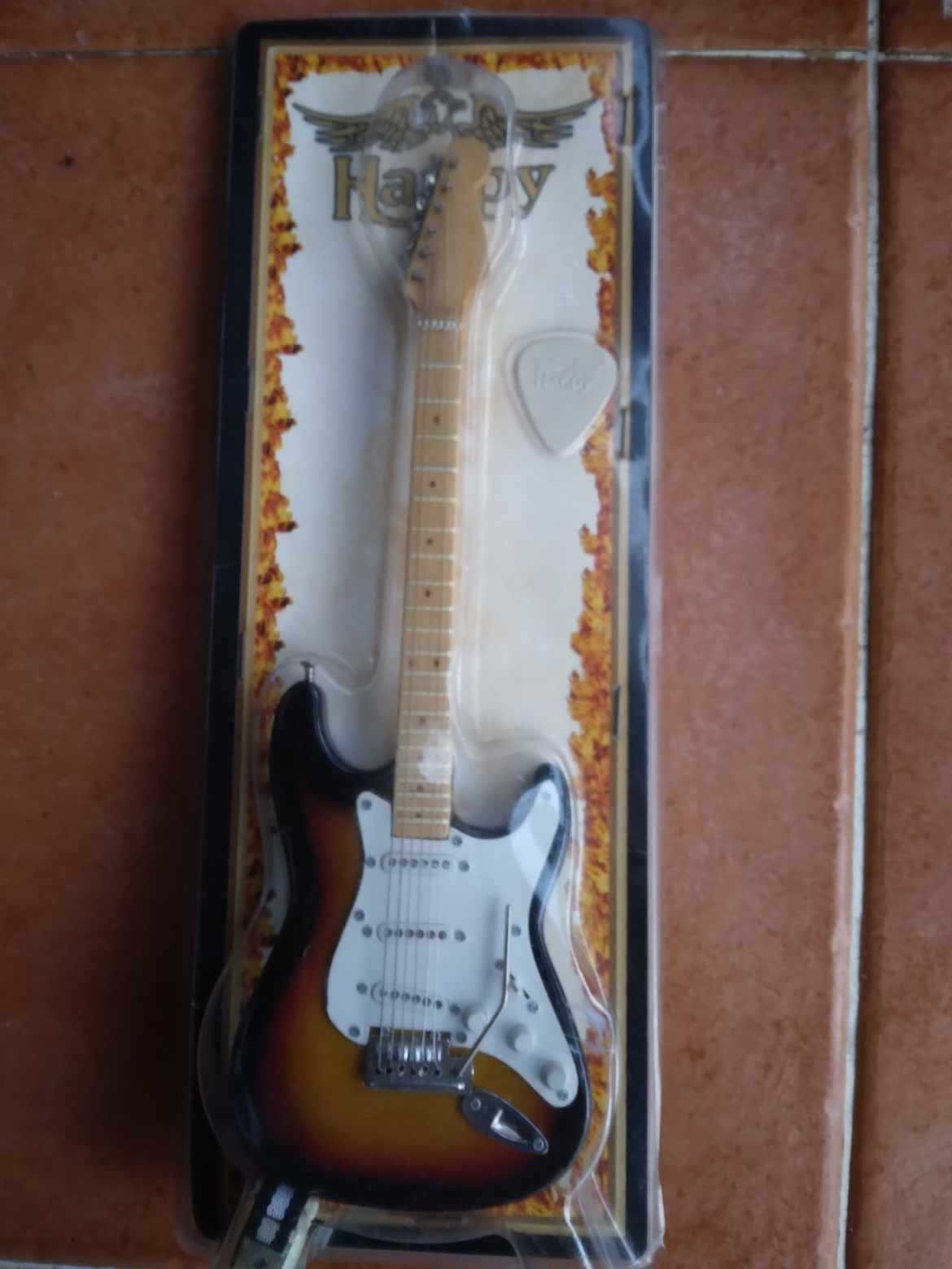 Miniatura Replica Guitarra Strato Escala de 1:4