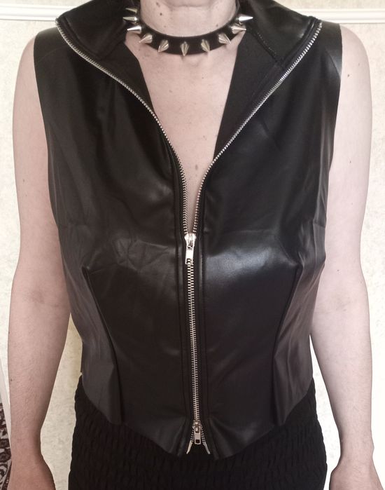 Жилетка чорна штучна шкіряна XL