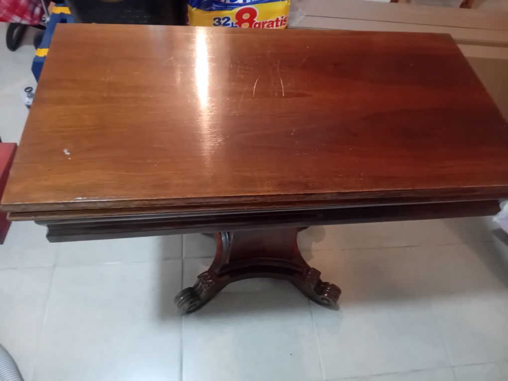 Mesa de jogos em madeira