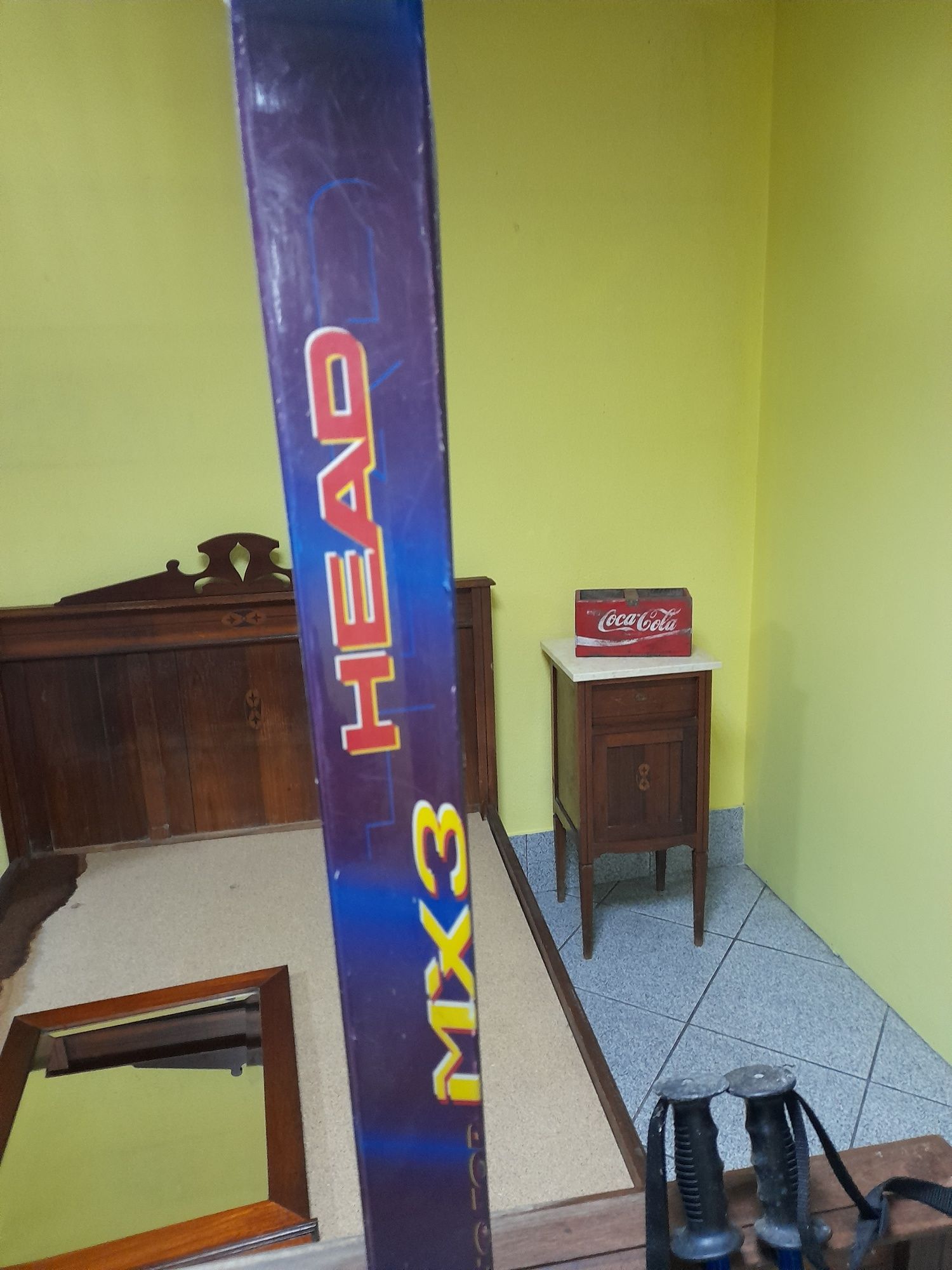 2 pares de skis e botas