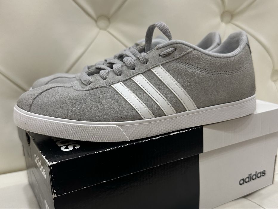 Кросівки жіночі adidas сірі замша р.38,5