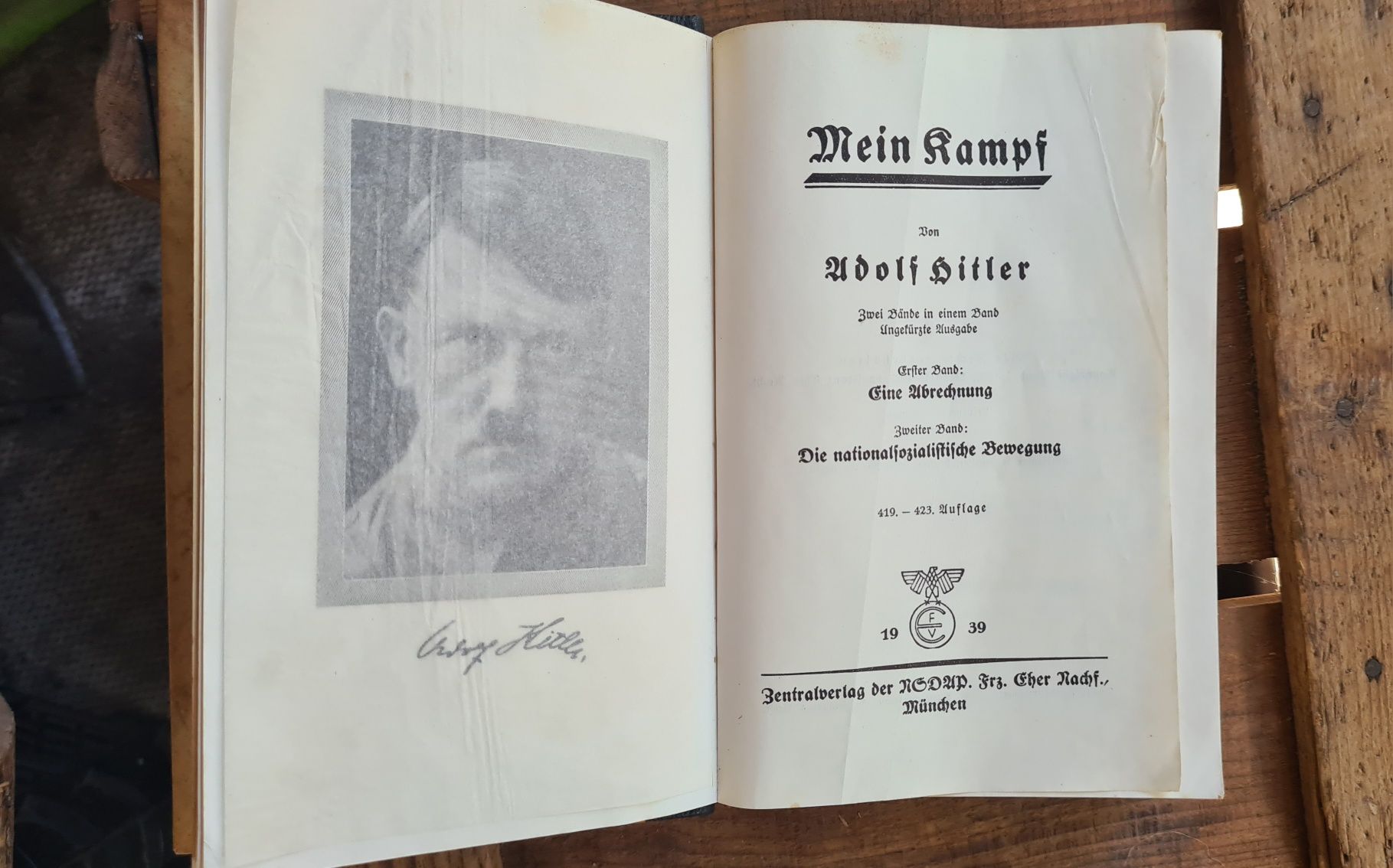 Livro  "Mein Kampf"de Adolf Hitler.