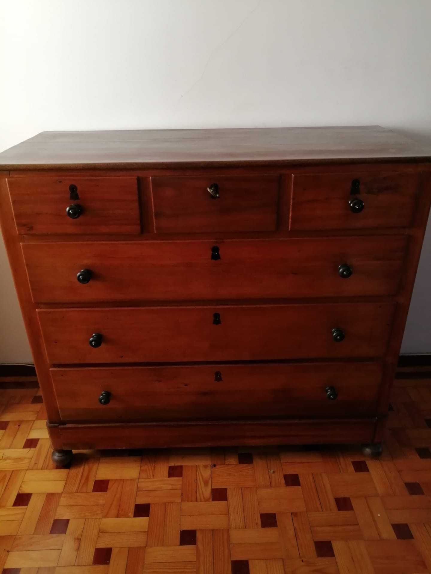 Cómoda lindíssima em vinhático