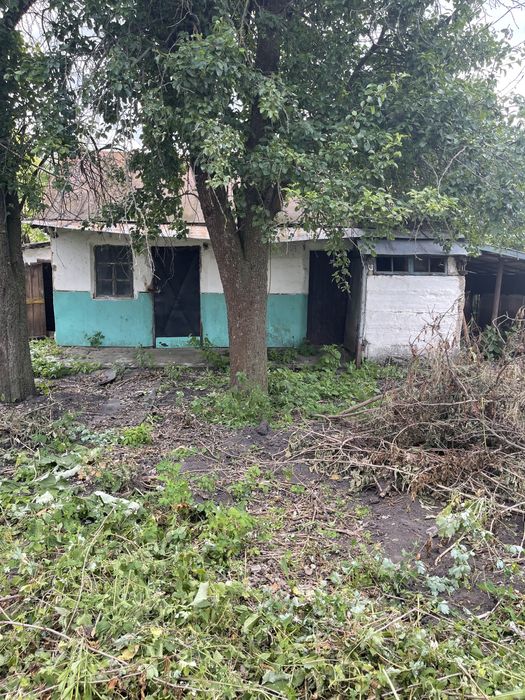 Дом в городе. Узин.Боьшой двор,спокойное место для проживания.