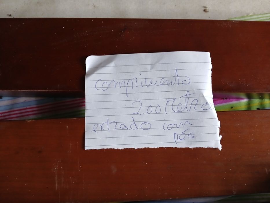 Estrado da cama com pés