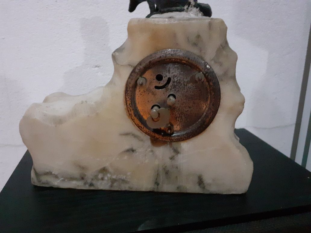 Caixa de relógio de bolso em prata com aplicações de ouro.
