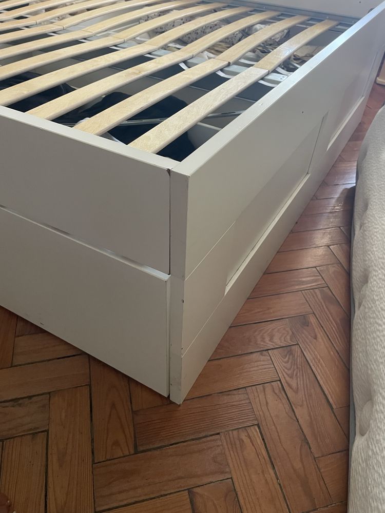 Cama de casal com arrumação + estrado