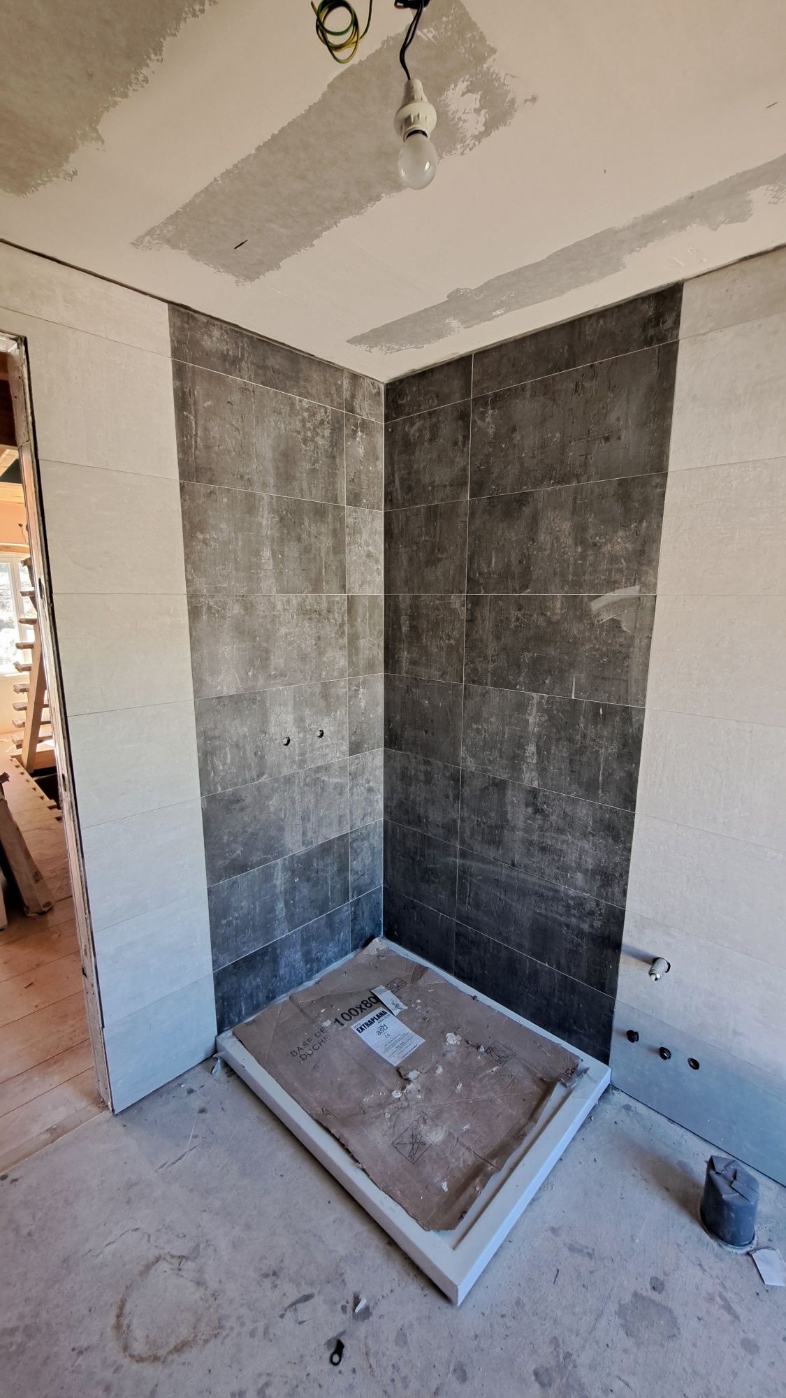 Vendo mosaicos cor bege e cor cinza escuro dimensão 30×60