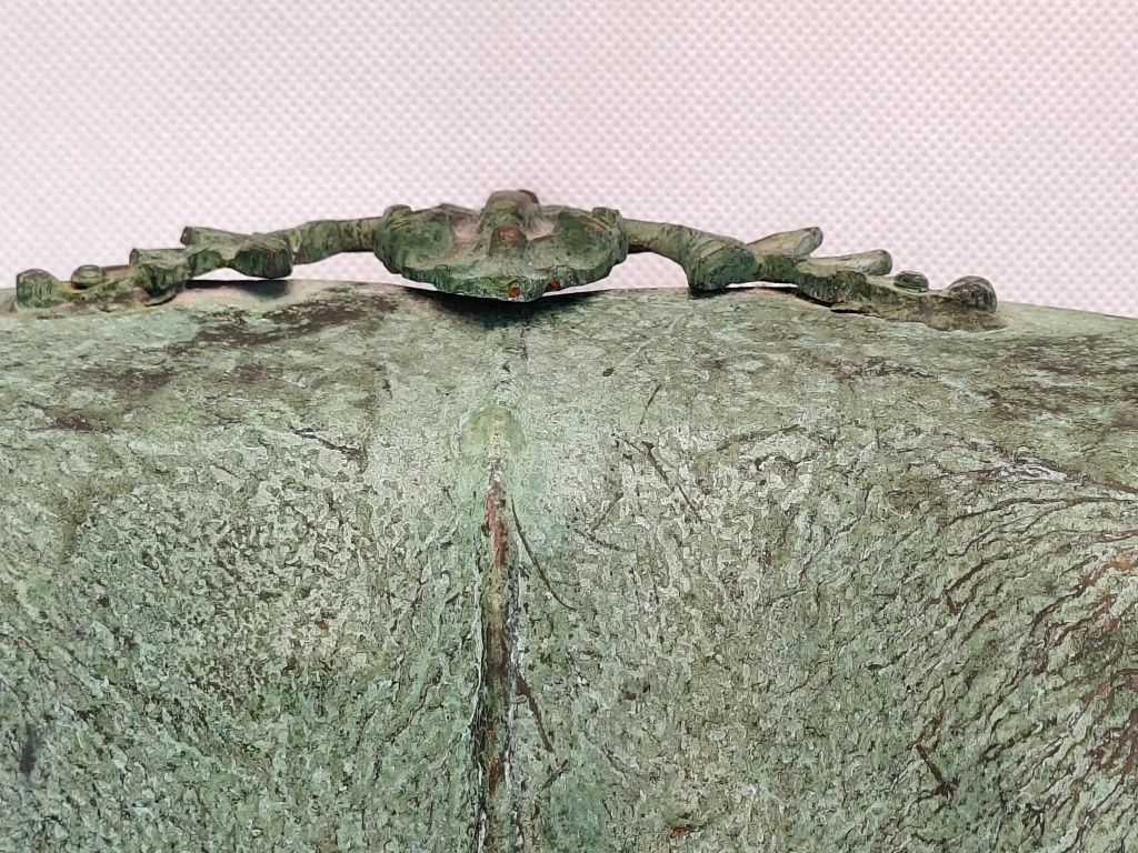 Metalowa żardiniera stylizowana.
