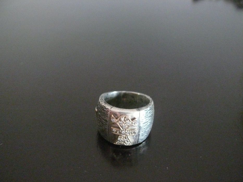 Aliança em Prata e Ouro com uma menina