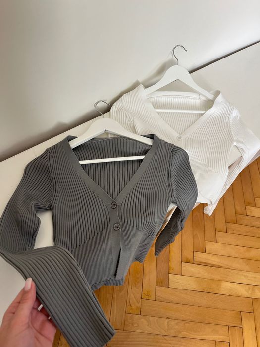 Кофта з декольте трикотажна,рубчик,сіра,біла,з ґудзиками