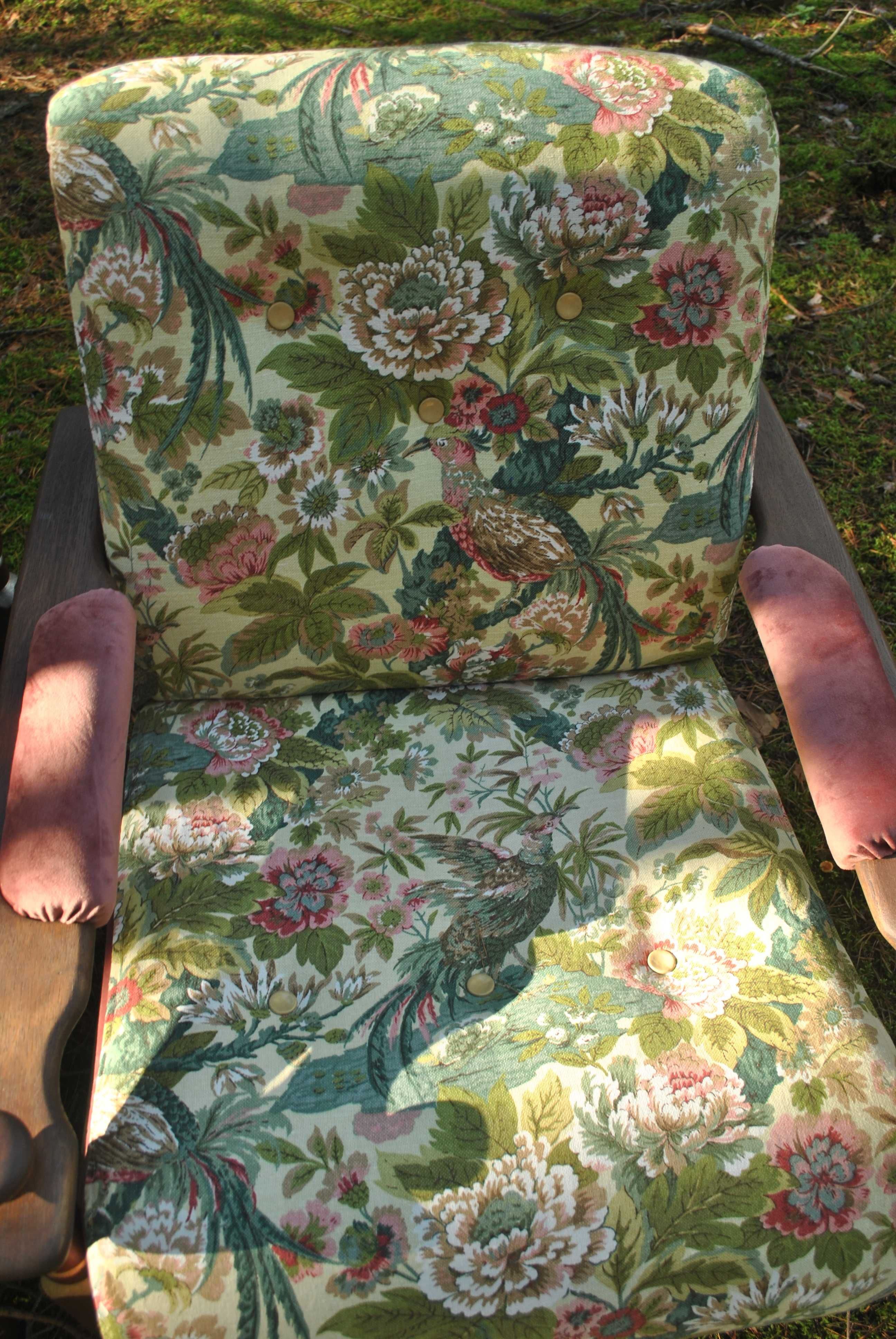 Para ozdobnych foteli vintage tkanina