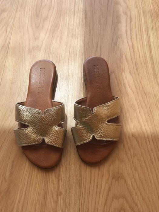 Chinela dourada Misschic