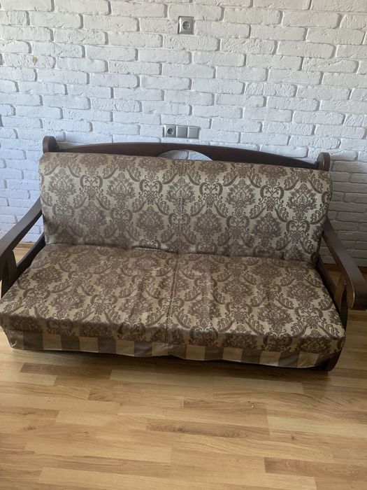 Софа. Неймовірно красива, практична і виконана з натуральної деревини.