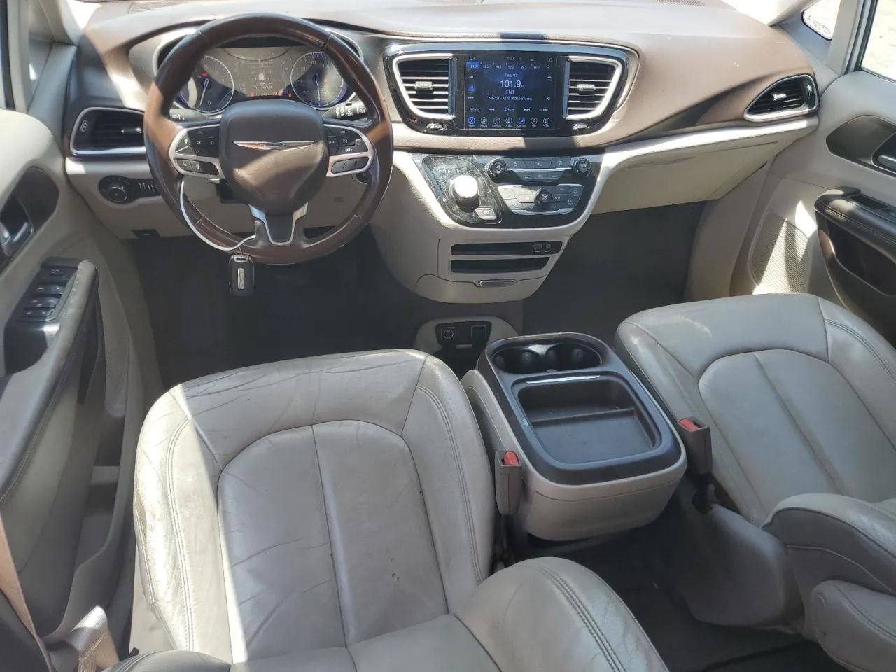 Chrysler Pacifica 2017 Chrysler Pacifica Touring L - Kupiony w Transporcie do Polski