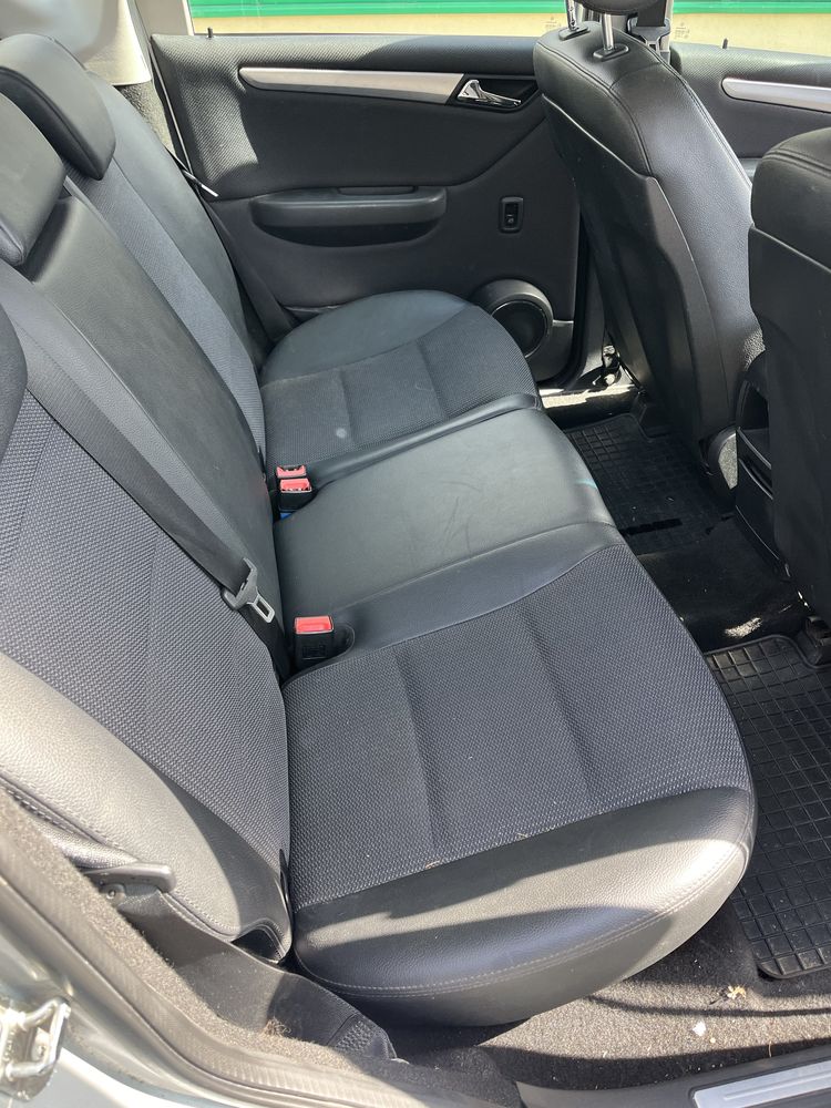 MERCEDES A180 LIFT SERWIS. Automat. Nawigacja. Skora. Bez korozji.