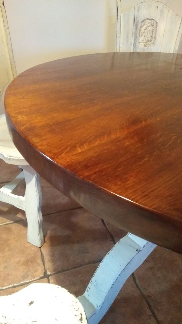 Drewniany stół z krzesłami rustykalny