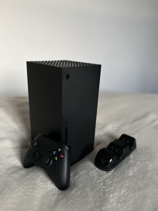 Xbox series X + pad + ładowarka