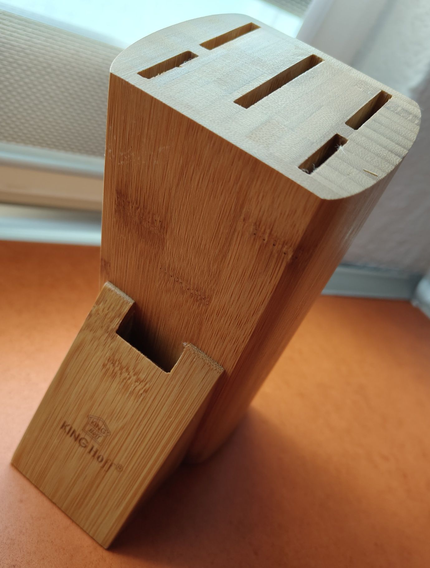 zestaw noży na stojaku magnetycznym lub w bloku
