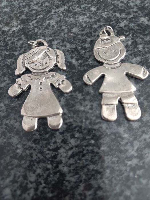 Pendente Menina e Menino em aço  como novos !