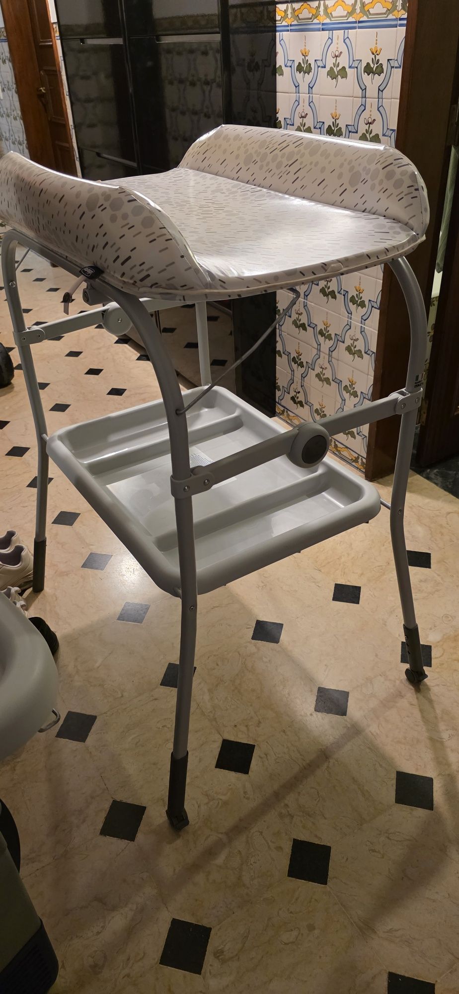 Chicco Cuddle & Bubble Confort Cool Grey Banheira e Muda Fraldas