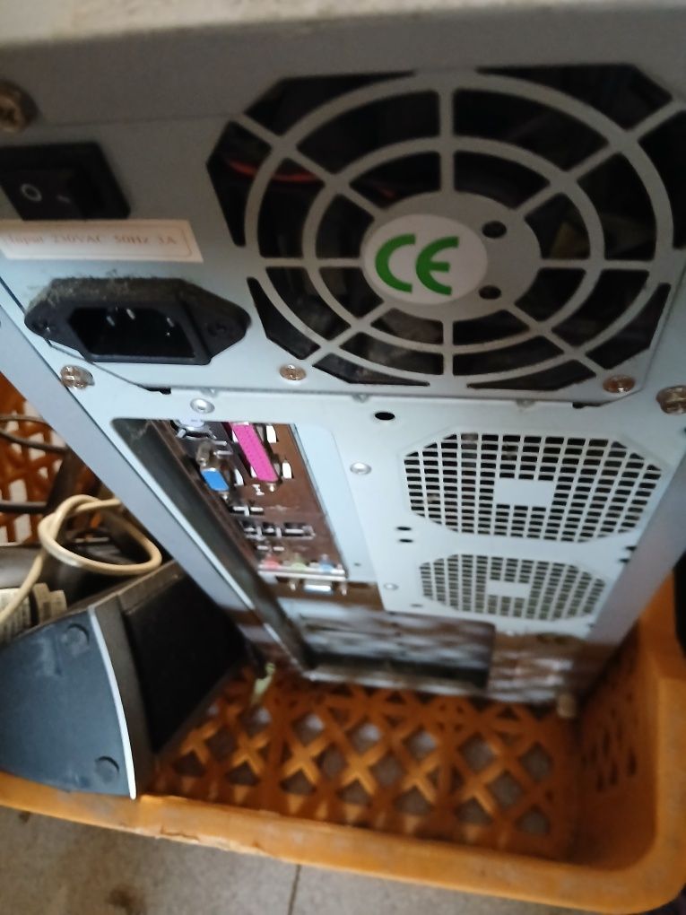Computador com torre  e impressora  com rato e colunas