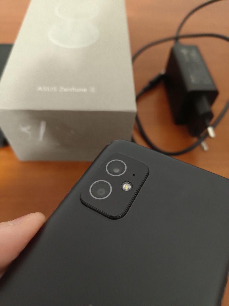 Смартфон Asus ZenFone 8