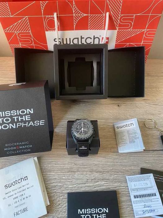 Swatch x Omega Bioceramic Moonswatch Mission To Moonphase Snoopy Black
