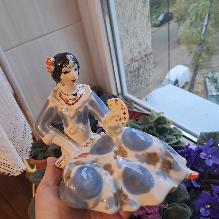 Порцелянова статуетка циганка