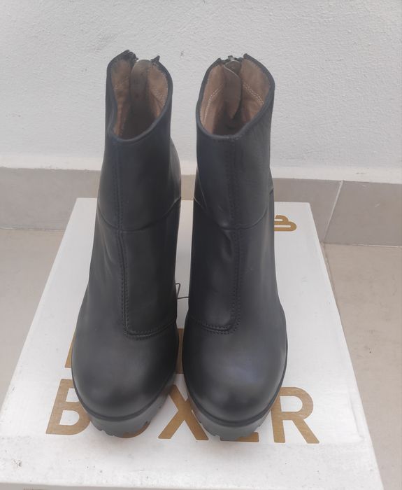 Botins pretos de senhora de pele