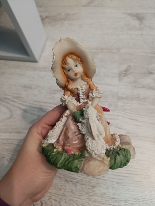 Porcelanowa panienka z roku '95 retro