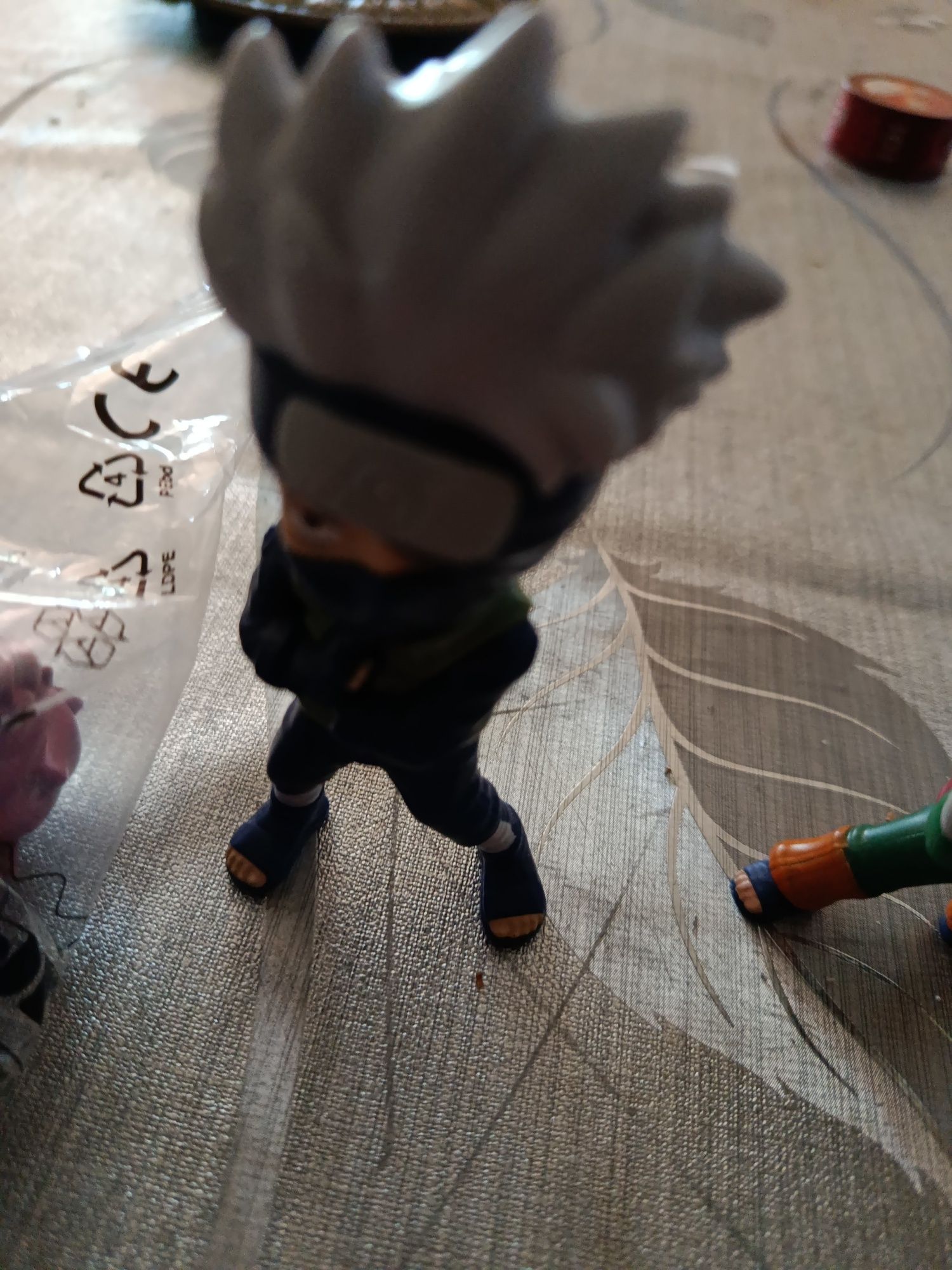 Vendo figuras do Naruto