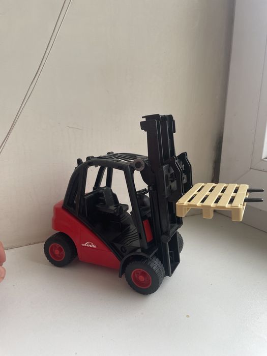Bruder іграшка навантажувач погрузчик Linde H30D с паллетами