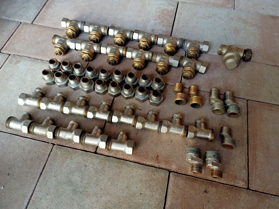 Duży zestaw zaworów mosiężnych