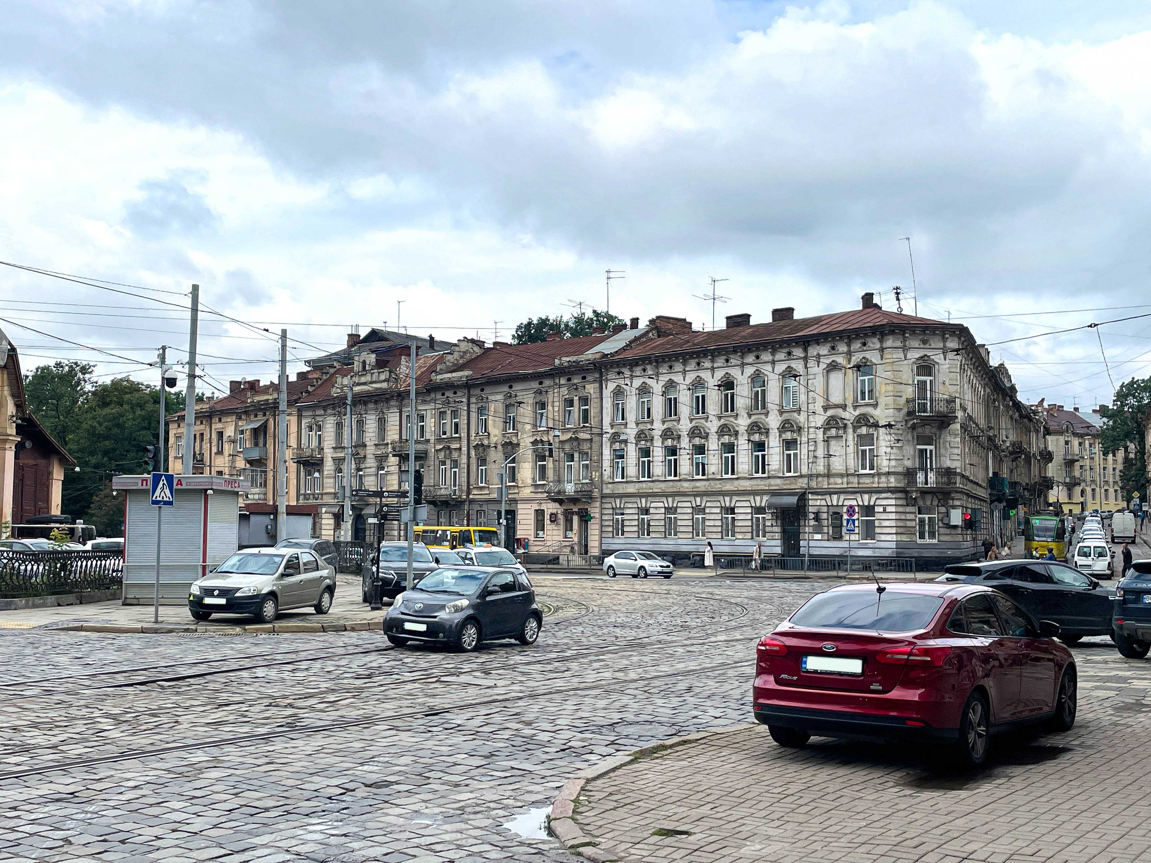 Продаж приміщення з фасадом, у  центрі на вул. Академіка Сахарова А.