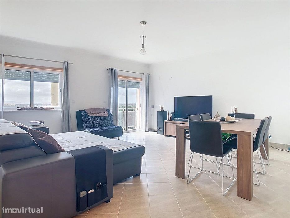 Apartamento T2 com garagem box e arrecadação