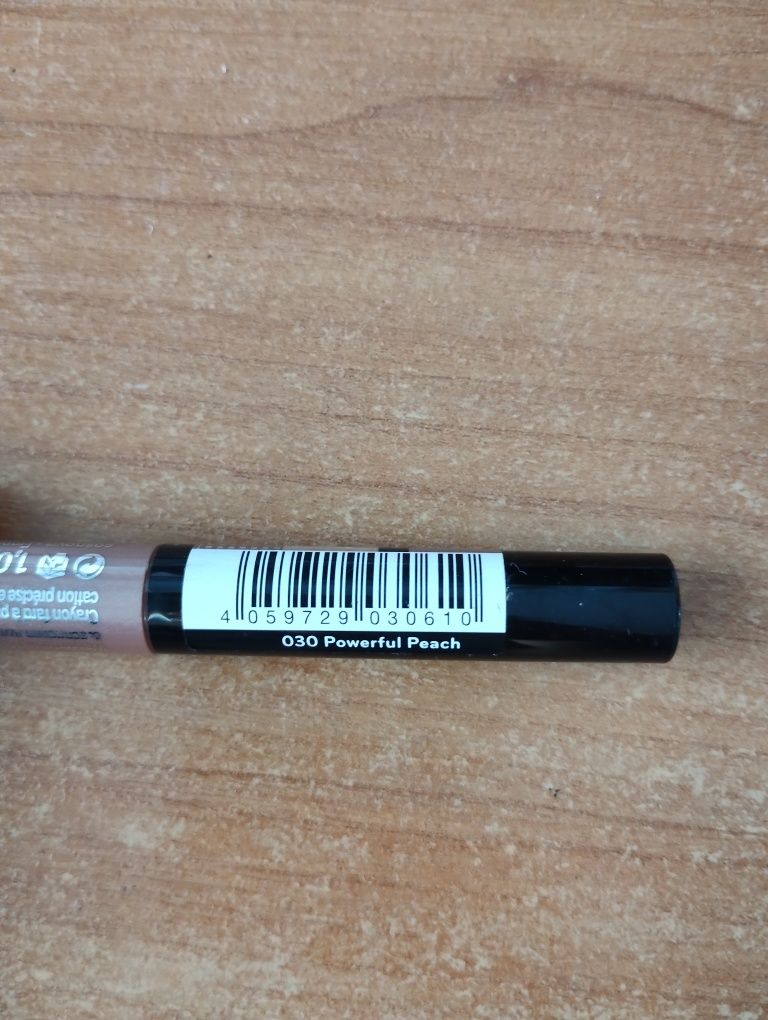 Cień w kredce Essence