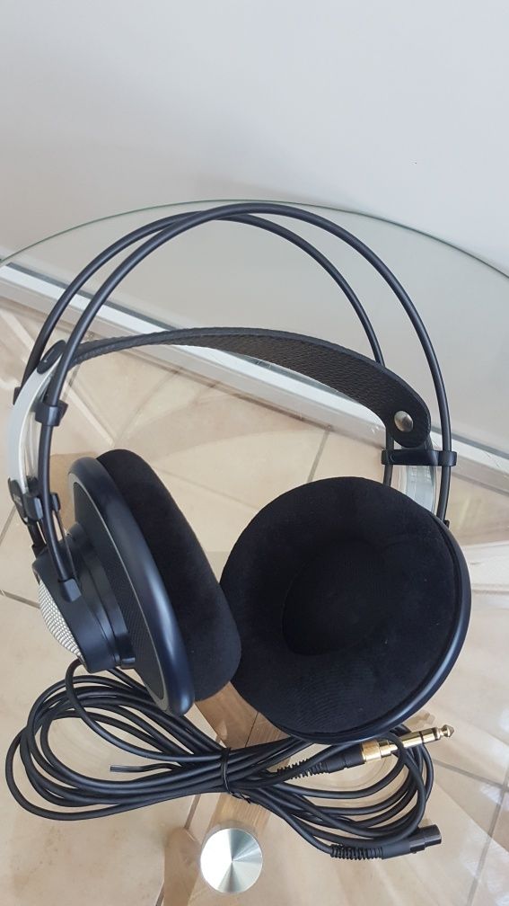 Студийные наушники AKG K702.