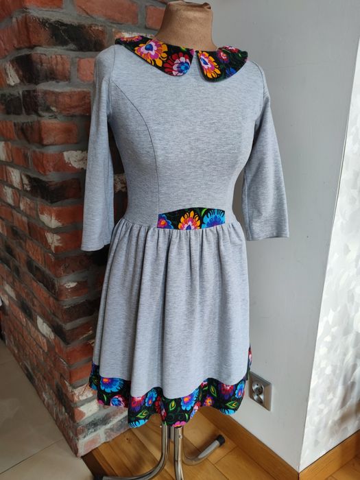 Sukienka dzianinowa folk