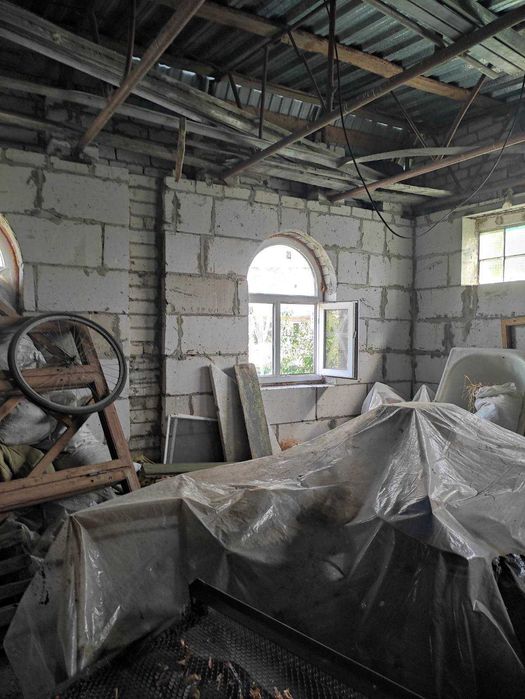 продам здание в центре Чугуева с 2 этажным жилым домом