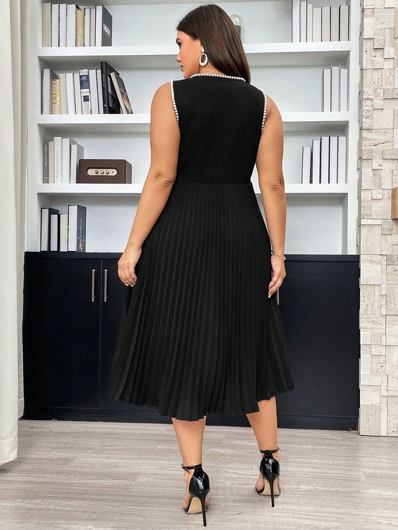 Sukienka Plisowana Midi Elegancka Zdobiona Perłami Czarna 4Xl 48