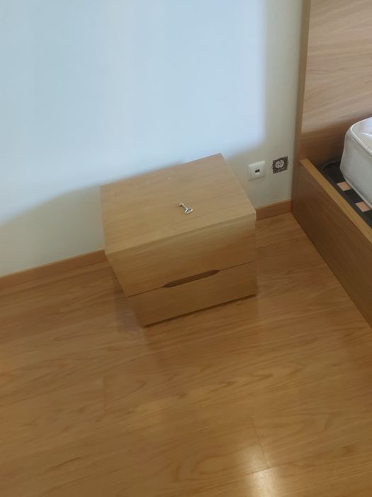 Camas e mesas de cabeceira