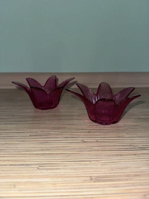 Zestaw 2 różowych świeczników w kształcie kwiata